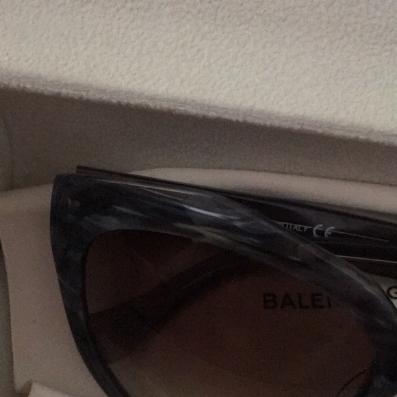 Balenciaga grey sunglasses LN - Picture 7 of 8